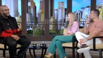 Camisa abotonada de Batiste de seda plisada de Tom Ford usada por Kelly Ripa como se vio en VIVO con Kelly y Mark el 12 de julio de 2024