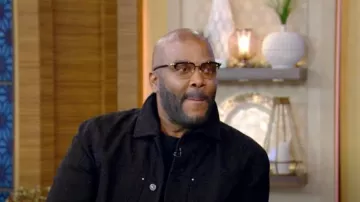 Louis Vuitton Blouson en denim brodé porté par Tyler Perry, vu dans LIVE with Kelly and Mark le 12 juillet 2024