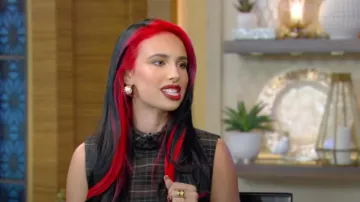 Top corto de cuello alto con estampado a cuadros de Celine usado por Kylie Cantrall como se vio en LIVE with Kelly and Mark el 15 de julio de 2024