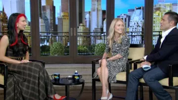 Vestido midi con estampado a cuadros de Celine usado por Kylie Cantrall como se vio en LIVE with Kelly and Mark el 15 de julio de 2024