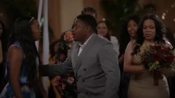 Robe métallique de bandage déjoué Bebe portée par Denise Paterson (Alexis Fields) comme on le voit dans All American (S06E15)