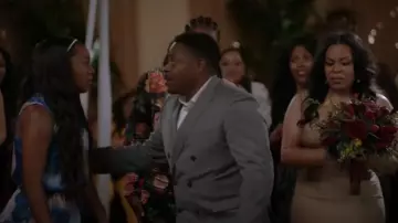 Robe métallique de bandage déjoué Bebe portée par Denise Paterson (Alexis Fields) comme on le voit dans All American (S06E15)