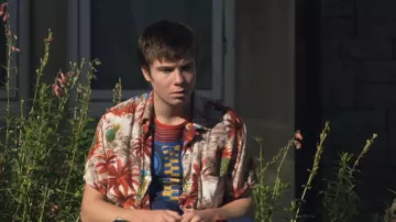 Garde-robe de la série télévisée Skins : Chris Miles (Joe Dempsie) porte une chemise hawaïenne dans l’épisode 4 de la saison 1