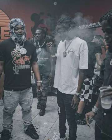 Camiseta Louis Vuitton Black Neon Motel Sign T usada por BossMan Dlow en la cuenta de Instagram @bossman_dlow