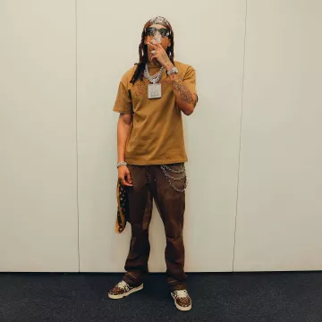 Zapatillas Louis Vuitton X Tyler The Creator Brown LV Trainer usadas por Young Adz en la cuenta de Instagram @youngadz1