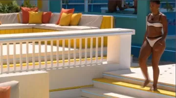 Ensemble de bikini contrasté Miss Selfridge en blanc porté par Jessica Spencer comme on le voit dans Love Island (S11E42)