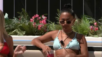 Gafas de sol Celine Triomphe Metal 01 en Metal Gold / Green usadas por Jessica Spencer como se ve en Love Island (T11E43)