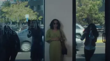 Vestido largo de mariposa Kokonova usado por Barbara Sabich (Ruth Negga) como se ve en Presunto inocente (T01E03)