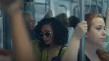 Oliver Peoples Ades Gafas de sol usadas por Barbara Sabich (Ruth Negga) como se ve en Presunto inocente (T01E03)