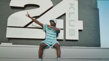 Camiseta de rayas degradadas verdes de Casablanca usada por Rob49 en Rob49 - "Homebody Remix" feat. Moneybagg Yo, Bossman Dlow, Skilla Baby (Video musical)