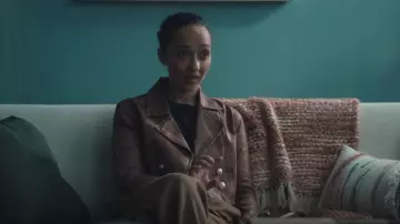 Chaqueta motera L'Agence Laverne Crop Biker usada por Barbara Sabich (Ruth Negga) como se ve en Presunto inocente (T01E05)