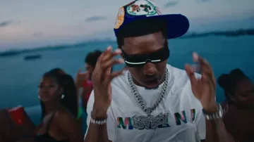 Camiseta Marni White & Multicolor Plaid Logo usada por Rob49 en Rob49 - "Homebody Remix" Feat. Moneybagg Yo, Bossman Dlow, Skilla Baby (Video Musical)