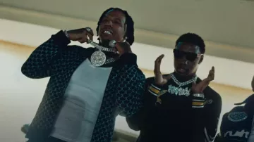 Chaqueta de chándal Louis Vuitton Navy Allover LV Fishnet usada por Moneybagg Yo en Rob49 - "Homebody Remix" feat. Moneybagg Yo, Bossman Dlow, Skilla Baby (Video musical)