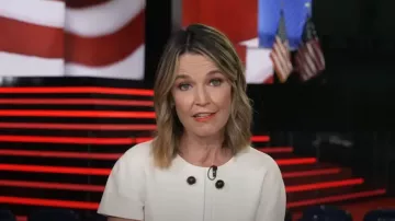 Vestido recto de botones de lana de la colección Michael Kors usado por Savannah Guthrie como se ve en Today el 16 de julio de 2024