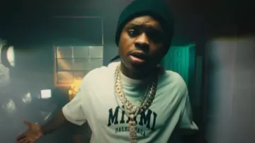 Camiseta blanca de Balenciaga Miami Cities usada por 42 Dugg en 42 Dugg - Since When (Feat. EST Gee) [Video musical oficial]
