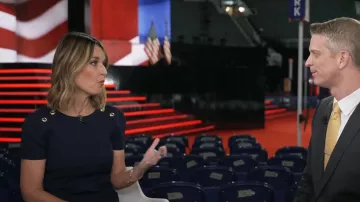 Vestido de lana negra de Prada usado por Savannah Guthrie como se ve en Today el 17 de julio de 2024