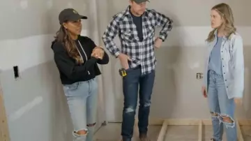 Wild Fable Sweat à capuche court noir porté par Taniya Nayak comme on le voit dans Battle on the Beach (S04E05)