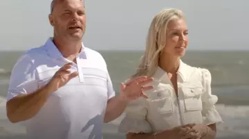Cinq à Sept Holly Veste Bouclée à Manches Courtes portée par Sarah Baeumler vue dans Battle on the Beach (S04E05)
