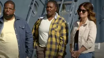 L’Agence Janelle Veste en jean de coton mélangé portée par Alison Victoria vue dans Battle on the Beach (S04E06)