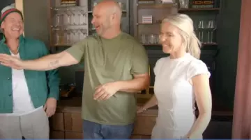 Me+Em Robe midi texturée à manches capuchon portée par Sarah Baeumler comme on le voit dans Battle on the Beach (S04E06)