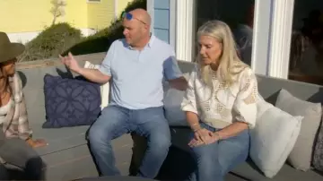 Maje Liany Haut court en popeline de coton incrusté en dentelle porté par Sarah Baeumler comme on le voit dans Battle on the Beach (S04E07)