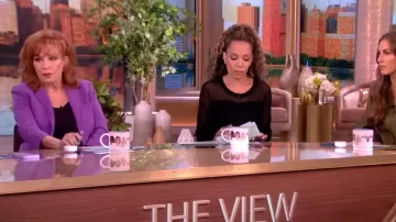 Theory Veste en crêpe rétréci à poche plaquée portée par Joy Behar comme on le voit dans The View le 17 juillet 2024
