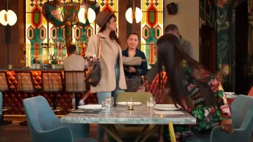 Monograma de la riñonera Louis Vuitton usada por Sara Al Madani como se ve en The Real Housewives of Dubai (S02E07)