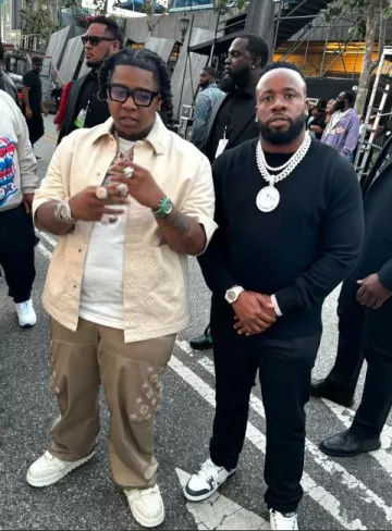 Zapatillas Louis Vuitton Beige & Multicolor 'LV Trainer Maxi' usadas por YTB Fatt en la cuenta de Instagram @ytbfatt