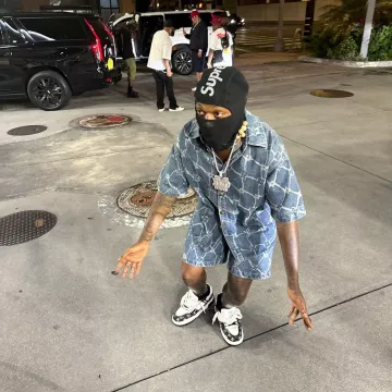 Camisa de mezclilla Louis Vuitton Blue Fishnet Monogram usada por Sauce Walka en la cuenta de Instagram @sauce_walka102