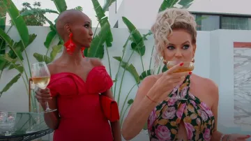 Bolso de mano acolchado caviar Chanel con solapa de cadena rojo usado por Chanel Ayan como se ve en The Real Housewives of Dubai (S02E07)