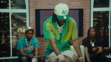 Camisa corta bordada verde ciprés de vidrio y multicolor usada por Chief Keef en rojo sexy ft. Chief Keef - Bow Bow Bow (F My Baby Dad) (Video Oficial)