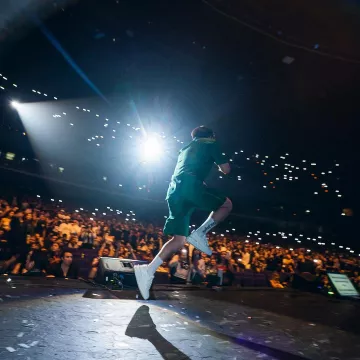 Palm Angels White & Black Vertical-Logo Socks worn by Oscar Maydon on the Instagram account @oscar_maydonn