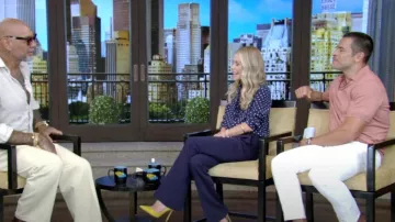 Chemise à col foulard en soie à pois Miu portée par Kelly Ripa comme on le voit en DIRECT avec Kelly et Mark le 16 juillet 2024