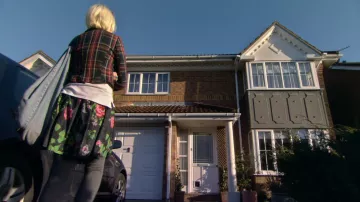 Skins TV series outfits: Naomi (Lily Loveless) is wearing LUX by Urban Outfitters Floral Skirt in season 3, episode 9