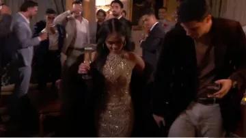 Sofia Cachemire Fausse Fourrure Femme & Cachemire U-Cape portée par Jenn Tran comme on le voit dans The Bachelorette (S21E02)