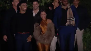 LaMarque Hallie Veste courte en plumes en Sirocco portée par Jenn Tran comme on le voit dans The Bachelorette (S21E02)