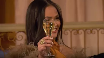 Bague en diamant de couleur fantaisie Dilamani portée par Jenn Tran comme on le voit dans The Bachelorette (S21E02)