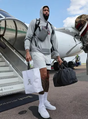 Bolso bandolera Prada Marble Grey Brique usado por Anthony Davis en la cuenta de Instagram @nbafashionfits
