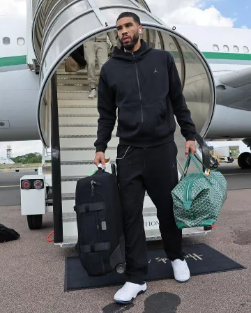 Bolso Goyard Green Boeing 55 usado por Jayson Tatum en la cuenta de Instagram @nbafashionfits