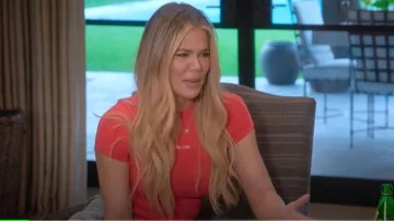 Camiseta bordada de Skims usada por Khloé Kardashian como se ve en The Kardashians (T05E09)