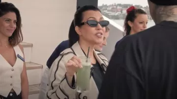 Lunettes de soleil ovales Miu Miu, 54 mm portées par Kourtney Kardashian comme on le voit dans The Kardashians (S05E09)