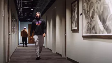 Pantalones cargo Under Armour Unstoppable usados por Justin Jefferson como se ve en Receiver (S01E07)