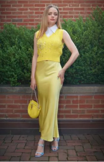 Patrizia Pepe Midijupe en satin brillant portée par Joey King dans The Today Show le 9 juillet 2024