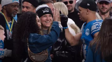 Bolso Louis Vuitton Loop usado por Brooklyn Adams como se ve en Receiver (S01E07)