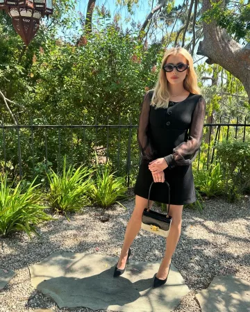 Jennifer Meyer Diamond Eternity Band usada por Emma Roberts en Jimmy Kimmel Live el 9 de julio de 2024