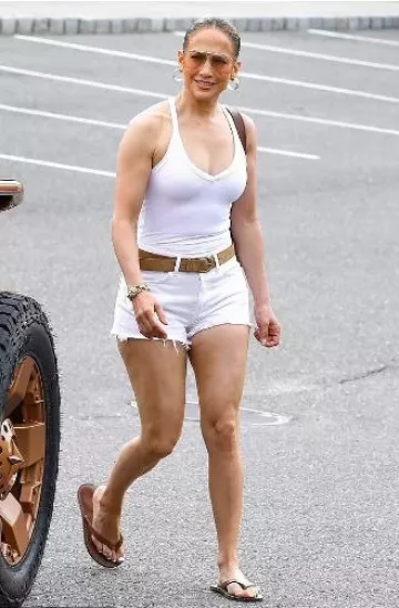 Tongs en cuir Ralph Lauren portées par Jennifer Lopez aux Hamptons le 17 juillet 2024