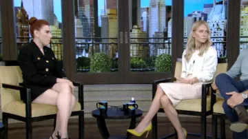 Minifalda elástica de crepé de doble lana con cinturón Medusa de Versace usada por Zosia Mamet como se vio en VIVO con Kelly y Mark el 18 de julio de 2024