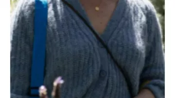 Fausses tenues de série télévisée : Birdie Bell (Asher Keddie) porte un cardigan en tricot bleu de Sezane dans la saison 1, épisode 7