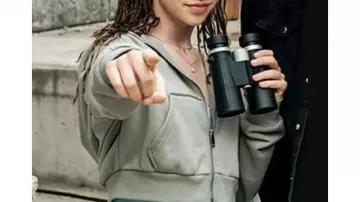 Atuendos de My Spy the Eternal City: Chloe Coleman usa una sudadera con capucha con cremallera corta para interpretar a Sophie