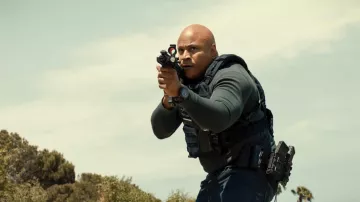Atuendos del programa de televisión NCIS: Los Ángeles: Sam Hanna (LL Cool J) usa Tactical Round Watch en la temporada 14, episodio 6